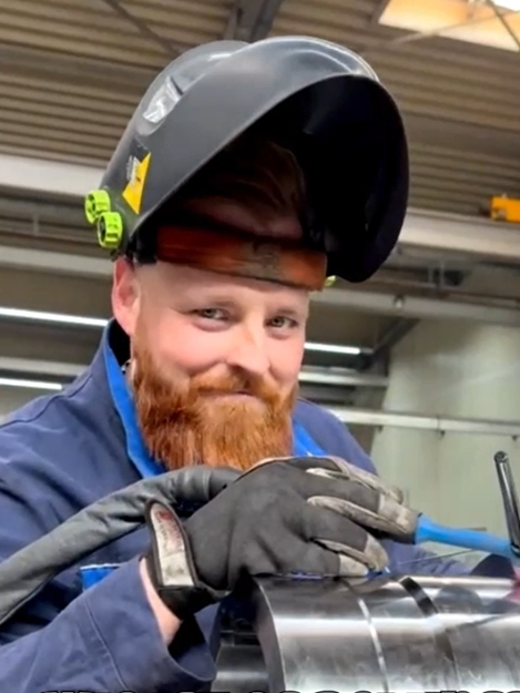 Zwei Auszubildende in einem Betrieb